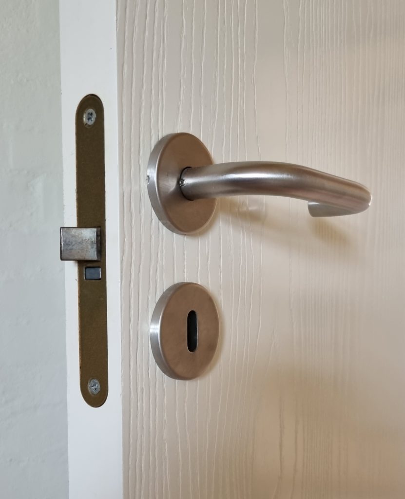 Fallelås med vendbar falle med runde hjørner – lakeret gul